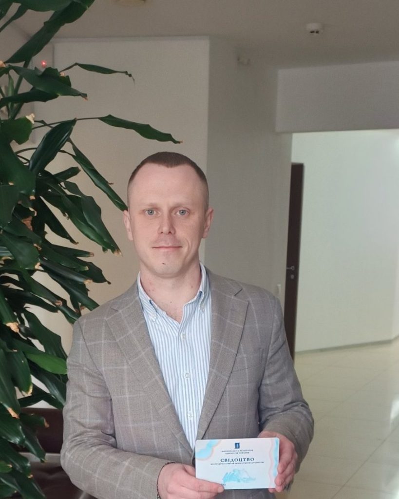 Адвокат Андрій Ададуров зі свідоцтвом про право на заняття адвокатською діяльністю